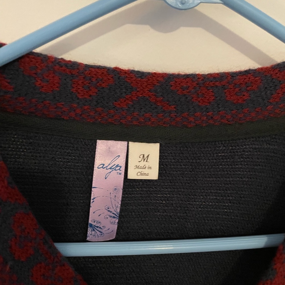 Alya v-neck poncho - Picture 2 of 5